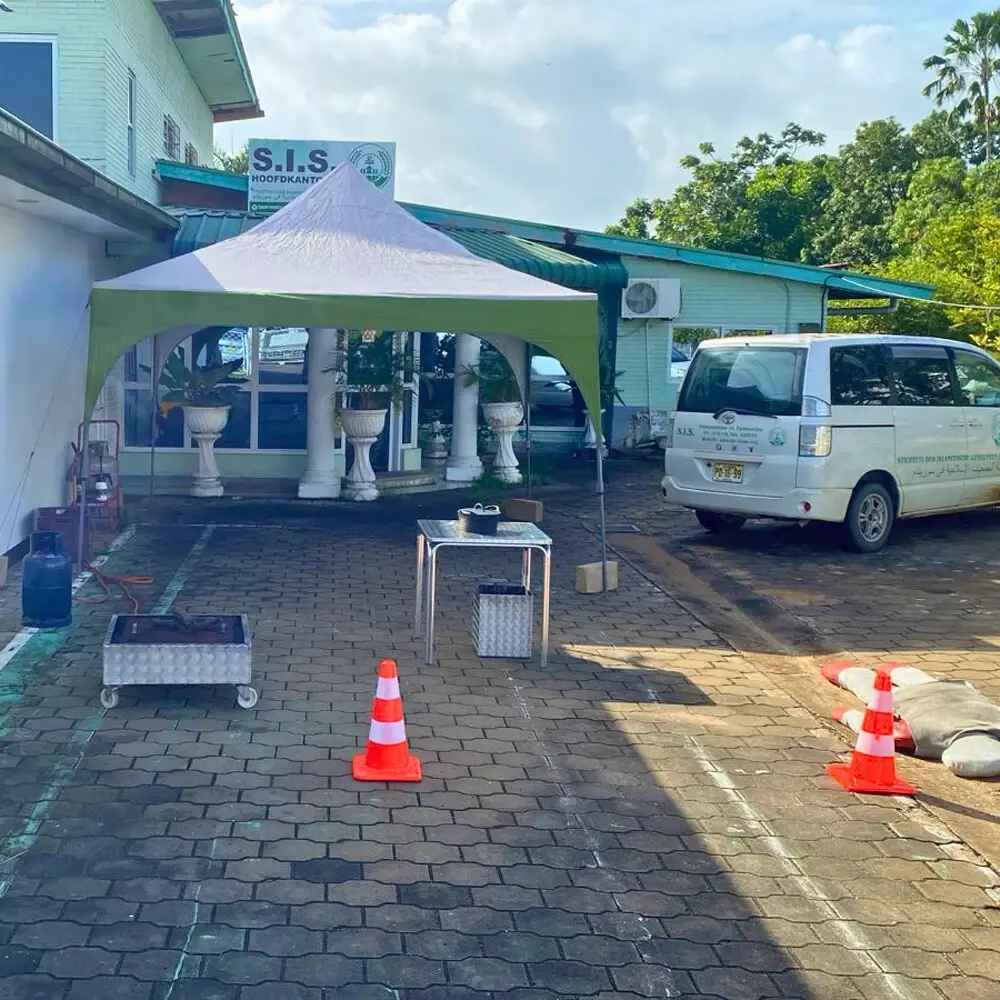 Trainingslocatie van NedCert Experts in Paramaribo met tent voor BHV-EHBO cursussen.